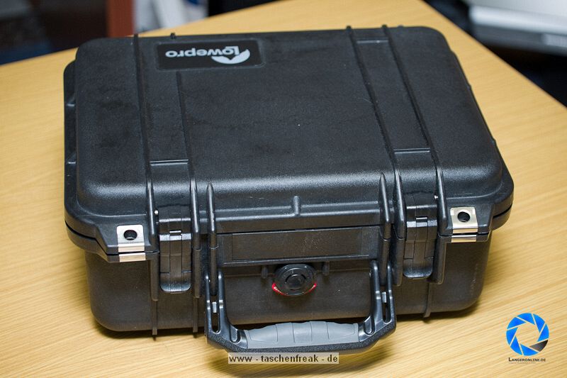 PELI CASE 1400 - LOWEPRO OMNI SPORT EXTREME\n\nFoto und Text von Jrg Langer - www.taschenfreak.de\n\nKommentar:\n\nLowepro Omni Sport Extreme - oder auch Peli Case 1400 \n\nmit Inhalt - entweder Billingham Hadley Small oder dem Lowepro Omni Sport Bag.\n\nDer kleine "Rambo" wenn der kleine "Inhalt" gut geschtzt sein soll.\n\nStabiler und geschtzter geht kaum - dessen sind wir uns sicher.