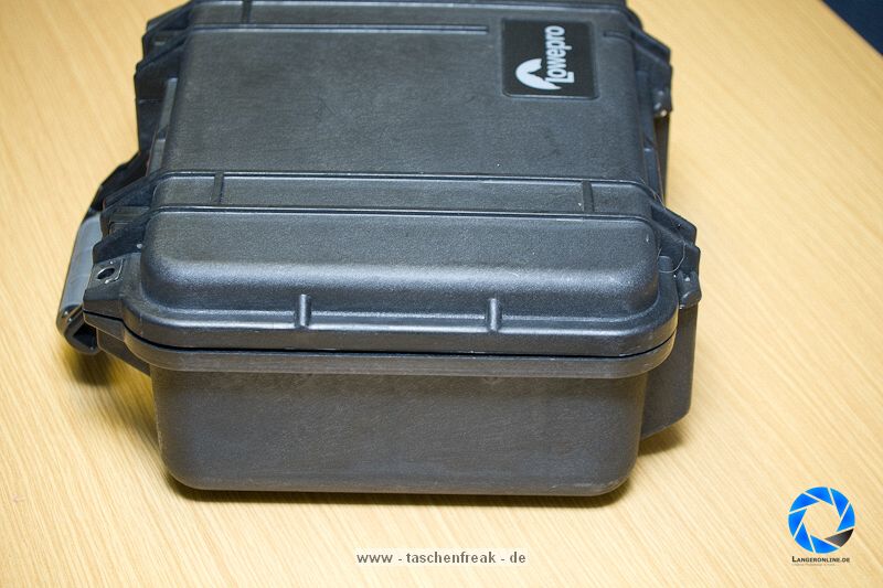 PELI CASE 1400 - LOWEPRO OMNI SPORT EXTREME\n\nFoto und Text von Jrg Langer - www.taschenfreak.de\n\nKommentar:\n\nLowepro Omni Sport Extreme - oder auch Peli Case 1400 \n\nmit Inhalt - entweder Billingham Hadley Small oder dem Lowepro Omni Sport Bag.\n\nDer kleine "Rambo" wenn der kleine "Inhalt" gut geschtzt sein soll.\n\nStabiler und geschtzter geht kaum - dessen sind wir uns sicher.