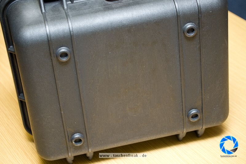 PELI CASE 1400 - LOWEPRO OMNI SPORT EXTREME\n\nFoto und Text von Jrg Langer - www.taschenfreak.de\n\nKommentar:\n\nLowepro Omni Sport Extreme - oder auch Peli Case 1400 \n\nmit Inhalt - entweder Billingham Hadley Small oder dem Lowepro Omni Sport Bag.\n\nDer kleine "Rambo" wenn der kleine "Inhalt" gut geschtzt sein soll.\n\nStabiler und geschtzter geht kaum - dessen sind wir uns sicher.