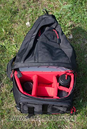 PENTAX X-BAG\n\nFoto und Kommentar von Olaf Mokansky - VIELEN DANK!\n\nKommentar:\n\nHallo Taschenfreak,\n\nleider ist dieser Rucksack in Deutschland kaum verfgbar/bekannt. Es \nhandelt sich um ein umgelabeltes Exemplar des Naneu Echo Pro mit \nfarblich auf Pentaxrot abgestimmtem Kamerateil und schwarzem \nAuenstoff.\n\nDas Material ist ber jeden Zweifel erhaben, die Verarbeitung top und \ndas Ganze extrem leicht.\n\nDie Vordertaschen haben keinen Deckel da sollte also nichts \nfeuchtigkeitsempfindliches rein. Ansonsten sind die meisten \nReiverschlsse (leider nicht der vom flachen Vorderfach) abgedeckt.\n\nDas Kamerafach kann man sich frei einteilen, es sind reichlich \nEinteilungen vorhanden, die beliebig angeordnet werden knnen. Und \nobwohl das Ganze nicht nur auf den Fotos recht klein aussieht sondern \nauch im Original, hatte ich keine Probleme, meine gesamte Ausrstung \n(okay, fast die ganze) unterzubringen.\nPentax K-m mit 40er Limited, 12-24er Pentax, 18-55 Kit-Pentax, 55er \nNikkor mit Adapter und Zwischenringen, Lochblende und Polfilter, \nAkkus, Speicherkarten. Wahlweise lsst sich das Macro durch ein Tele \nersetzen, oder das 18-55 bleibt zuhause.\nIm oberen Teil ist Platz fr eine Thermoskanne (1 Liter), Verpflegung, \nKartenmaterial, fr lngere Radtouren gibts ein extra iPod-Fach mit \nKopfhrerausgang.\n\nDie ersten Anproben versprechen einen guten rutschfesten Sitz