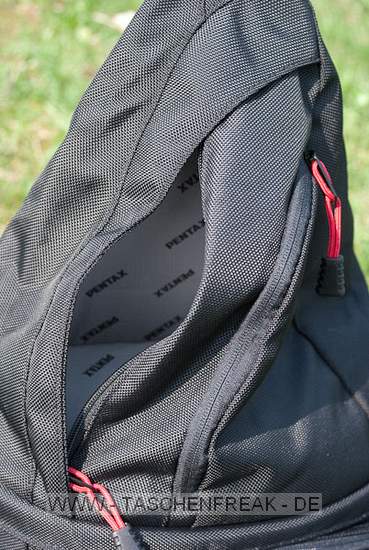 PENTAX X-BAG\n\nFoto und Kommentar von Olaf Mokansky - VIELEN DANK!\n\nKommentar:\n\nHallo Taschenfreak,\n\nleider ist dieser Rucksack in Deutschland kaum verfgbar/bekannt. Es \nhandelt sich um ein umgelabeltes Exemplar des Naneu Echo Pro mit \nfarblich auf Pentaxrot abgestimmtem Kamerateil und schwarzem \nAuenstoff.\n\nDas Material ist ber jeden Zweifel erhaben, die Verarbeitung top und \ndas Ganze extrem leicht.\n\nDie Vordertaschen haben keinen Deckel da sollte also nichts \nfeuchtigkeitsempfindliches rein. Ansonsten sind die meisten \nReiverschlsse (leider nicht der vom flachen Vorderfach) abgedeckt.\n\nDas Kamerafach kann man sich frei einteilen, es sind reichlich \nEinteilungen vorhanden, die beliebig angeordnet werden knnen. Und \nobwohl das Ganze nicht nur auf den Fotos recht klein aussieht sondern \nauch im Original, hatte ich keine Probleme, meine gesamte Ausrstung \n(okay, fast die ganze) unterzubringen.\nPentax K-m mit 40er Limited, 12-24er Pentax, 18-55 Kit-Pentax, 55er \nNikkor mit Adapter und Zwischenringen, Lochblende und Polfilter, \nAkkus, Speicherkarten. Wahlweise lsst sich das Macro durch ein Tele \nersetzen, oder das 18-55 bleibt zuhause.\nIm oberen Teil ist Platz fr eine Thermoskanne (1 Liter), Verpflegung, \nKartenmaterial, fr lngere Radtouren gibts ein extra iPod-Fach mit \nKopfhrerausgang.\n\nDie ersten Anproben versprechen einen guten rutschfesten Sitz