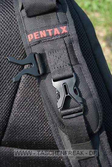 PENTAX X-BAG\n\nFoto und Kommentar von Olaf Mokansky - VIELEN DANK!\n\nKommentar:\n\nHallo Taschenfreak,\n\nleider ist dieser Rucksack in Deutschland kaum verfgbar/bekannt. Es \nhandelt sich um ein umgelabeltes Exemplar des Naneu Echo Pro mit \nfarblich auf Pentaxrot abgestimmtem Kamerateil und schwarzem \nAuenstoff.\n\nDas Material ist ber jeden Zweifel erhaben, die Verarbeitung top und \ndas Ganze extrem leicht.\n\nDie Vordertaschen haben keinen Deckel da sollte also nichts \nfeuchtigkeitsempfindliches rein. Ansonsten sind die meisten \nReiverschlsse (leider nicht der vom flachen Vorderfach) abgedeckt.\n\nDas Kamerafach kann man sich frei einteilen, es sind reichlich \nEinteilungen vorhanden, die beliebig angeordnet werden knnen. Und \nobwohl das Ganze nicht nur auf den Fotos recht klein aussieht sondern \nauch im Original, hatte ich keine Probleme, meine gesamte Ausrstung \n(okay, fast die ganze) unterzubringen.\nPentax K-m mit 40er Limited, 12-24er Pentax, 18-55 Kit-Pentax, 55er \nNikkor mit Adapter und Zwischenringen, Lochblende und Polfilter, \nAkkus, Speicherkarten. Wahlweise lsst sich das Macro durch ein Tele \nersetzen, oder das 18-55 bleibt zuhause.\nIm oberen Teil ist Platz fr eine Thermoskanne (1 Liter), Verpflegung, \nKartenmaterial, fr lngere Radtouren gibts ein extra iPod-Fach mit \nKopfhrerausgang.\n\nDie ersten Anproben versprechen einen guten rutschfesten Sitz