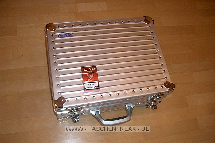 Rimowa Trolley 382.03\n\nFoto von einem Anonymen User - VIELEN DANK!\n\nKommentar des Nutzers:\n\nHallo Jrg,\n \nals fleissiger Leser von DForum und DSLR-Forum bin ich an deiner Seite nicht vorbeigekommen, sie hat mir auch schon hin und wieder bei der Entscheidungsfindung geholfen :) Anbei schicke ich dir ein paar Bilder von meinem Rimowa Trolley 382.03, der kleinsten Version der schnen Alu-Trolleys, da ich auf Taschenfreak bisher nur ein Foto davon finden kann.\nIch hab sie jetzt mal in der selben Gre gespeichert, wie du sie auf der Seite hast, ich hoffe das geht in Ordnung.\n \nmfg,