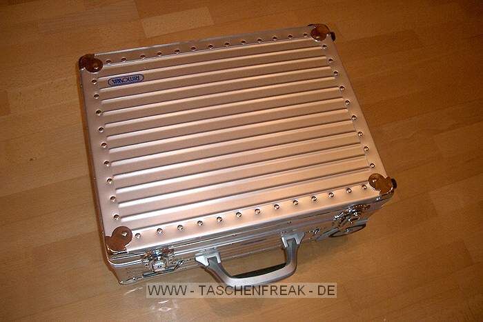 Rimowa Trolley 382.03\n\nFoto von einem Anonymen User - VIELEN DANK!\n\nKommentar des Nutzers:\n\nHallo Jrg,\n \nals fleissiger Leser von DForum und DSLR-Forum bin ich an deiner Seite nicht vorbeigekommen, sie hat mir auch schon hin und wieder bei der Entscheidungsfindung geholfen :) Anbei schicke ich dir ein paar Bilder von meinem Rimowa Trolley 382.03, der kleinsten Version der schnen Alu-Trolleys, da ich auf Taschenfreak bisher nur ein Foto davon finden kann.\nIch hab sie jetzt mal in der selben Gre gespeichert, wie du sie auf der Seite hast, ich hoffe das geht in Ordnung.\n \nmfg,