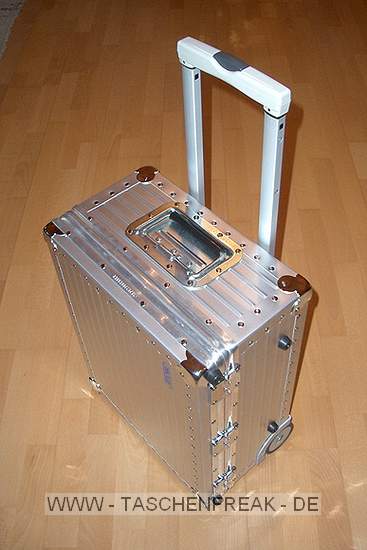 Rimowa Trolley 382.03\n\nFoto von einem Anonymen User - VIELEN DANK!\n\nKommentar des Nutzers:\n\nHallo Jrg,\n \nals fleissiger Leser von DForum und DSLR-Forum bin ich an deiner Seite nicht vorbeigekommen, sie hat mir auch schon hin und wieder bei der Entscheidungsfindung geholfen :) Anbei schicke ich dir ein paar Bilder von meinem Rimowa Trolley 382.03, der kleinsten Version der schnen Alu-Trolleys, da ich auf Taschenfreak bisher nur ein Foto davon finden kann.\nIch hab sie jetzt mal in der selben Gre gespeichert, wie du sie auf der Seite hast, ich hoffe das geht in Ordnung.\n \nmfg,