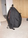 Samsonite 750\n\nFoto von Alexander Jensko - VIELEN DANK!\n\nKommentar des Nutzers:\n\nDer Rucksack Samsonite 750 Series / PRO-DLX ist eigentlich\nkeine Fototasche im strikten Sinne. Vielmehr handelt es sich\num einen vorzglich verarbeiteten, fein daherkommenden\nRucksack, der sowohl an der Uni als auch in einem\nMeeting-Raum eine gute Figut macht  ohne sich im tglichen\nCity-Jungle-Fight geschlagen geben zu mssen.\nIm hinteren Fach, also zum Rcken hin, findet ein Laptop\nsamt etwas Zubehr Platz. Mein PowerBook 15,4" passt rein \nund es bleibt noch Platz fr ein-zwei Hefte.\nIm vorderen Fach gibt es, wie bei solchen Rucscken blich,\njede Menge Fcher fr alles Mgliche: Schreibgerte,\nMoleskines, Leathermen, Taschenlampen, Akkus  was man\nheutzutage halt so alles braucht. Natrlich auch\nTaschentcher etc. passen hinein, und es gibt wirklich\n_viele_ Mglichkeiten, _viel_ Zeug zu verstauen.\nFr uns Fotografen drfte das mittlere Fach interessant\nsein. Normalerweise vermutlich fr Ordner und\nhnliches Business-Zeug vorgesehen, fasst das Fah aber\nlocker  und sicher  eine 30D mit zwei Objektiven und einem\n580EX. Ein-zwei weitere Objektive gingen auch noch und es\nbliebe dennoch Platz fr die Jubilumsausgabe von TEMPO.\nWie trgt sich das Ganze? Erstaunlich bequem, erstaunlich\ngut balanciert. Es scheuert nichts, es klemmt nichts. \nSowohl an einer Goretex-Jacke als an einer Wachsjacke gibt \nes keine Probleme mit dem hchstwertigen Ballistic Nylon. \nDie Polsterung ist genau richtig. Nettes Detail, \nSamsonite-typisch: die Schultergurte lassen sich im\nRckenpolster verstauen, somit wird aus dem Rucksack eine\nTasche, die sich dank des starken Griffes aus Nappa-Leder\nauch so in der Hand bequem tragen lsst. Auch Teile des\nBodens sid mit Nappa-Leder appliziert.\nAls Fototasche im Fotografenalltag wre der Rucksack\nvielleicht nicht so praktisch. Als Rucksack fr Reise \nund fr Flge (Handgepck!) mit allem Ntigen dabei  grandios.