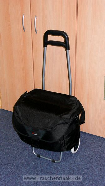 TROLLY FR LOWEPRO STEALTH REPORTER D650\n"Der Oma-Einkaufswagen"\n\nFoto und Kommentar von Jrg Langer - www.taschenfreak.de\n\nKommentar:\n\nSchultertaschen haben im Vergleich zum Rucksack enorme Vorteile des Schnellzugriffs aber den extremen Nachteil des Gewichtes. Das ist nichts neues fr uns Taschenfreaks und Fotofuzzys ...\n\nHeute beim Aufrumen meines Eckschrankes ist mir der vor Jahren mal in Ebay fr 15 Euro geschossene Oma EInkaufswagen in die Hnde gefallen. Da meine Lowepro D650 auch draussen stand habe ich es getestet und siehe da - es passt. Den Reisverschluss des Trollyfaches an der D650 geffnet und ber den Omawagengriff (tolles Wort) gestlpt. Es ist eng und sicher auf dauer fr den RV der D650 nicht perfekt, aber es passt und sitzt gut.\n\nWas soll ich sagen - ja ich werde lter und gehe heute zum Shooting dem Omawagen und werde es testen.\n\nVorteil des Omawagens: Grere Rder und dadurch leise beim Ziehen auf Pflastersteinen und nicht so hart "ruckelnd" fr die Ausrstung in der Tasche.\n\nVielleicht hilft es Euch?!?!\n\nLieben Gru Eure Oma - hhh ne - Euer Taschenfreak!