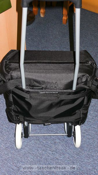 TROLLY FR LOWEPRO STEALTH REPORTER D650\n"Der Oma-Einkaufswagen"\n\nFoto und Kommentar von Jrg Langer - www.taschenfreak.de\n\nKommentar:\n\nSchultertaschen haben im Vergleich zum Rucksack enorme Vorteile des Schnellzugriffs aber den extremen Nachteil des Gewichtes. Das ist nichts neues fr uns Taschenfreaks und Fotofuzzys ...\n\nHeute beim Aufrumen meines Eckschrankes ist mir der vor Jahren mal in Ebay fr 15 Euro geschossene Oma EInkaufswagen in die Hnde gefallen. Da meine Lowepro D650 auch draussen stand habe ich es getestet und siehe da - es passt. Den Reisverschluss des Trollyfaches an der D650 geffnet und ber den Omawagengriff (tolles Wort) gestlpt. Es ist eng und sicher auf dauer fr den RV der D650 nicht perfekt, aber es passt und sitzt gut.\n\nWas soll ich sagen - ja ich werde lter und gehe heute zum Shooting dem Omawagen und werde es testen.\n\nVorteil des Omawagens: Grere Rder und dadurch leise beim Ziehen auf Pflastersteinen und nicht so hart "ruckelnd" fr die Ausrstung in der Tasche.\n\nVielleicht hilft es Euch?!?!\n\nLieben Gru Eure Oma - hhh ne - Euer Taschenfreak!