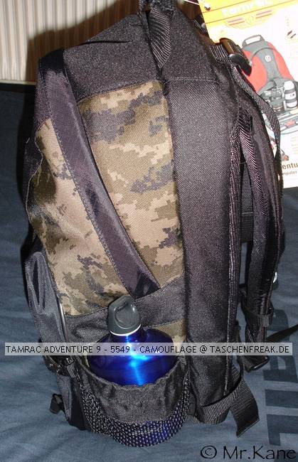 TAMRAC ADVENTURE 9 - 5549 - CAMOUFLAGE\n\nFoto von Jan Schrder - VIELEN DANK!\n\nKommentar des Nutzers:\n\nAn beiden Seiten des Rucksacks ist ein Netz fach angebracht, in das man eine Getrnkeflasche (0,5-0,75l PET oder z.B. wie hier eine SIGG Oval Flasche) oder z.B. einen GPS Logger stecken kann. Ein Stativ knnte man evtl. auch in eine der Netztaschen stecken und am Tragegriff mit einem Band fixieren.