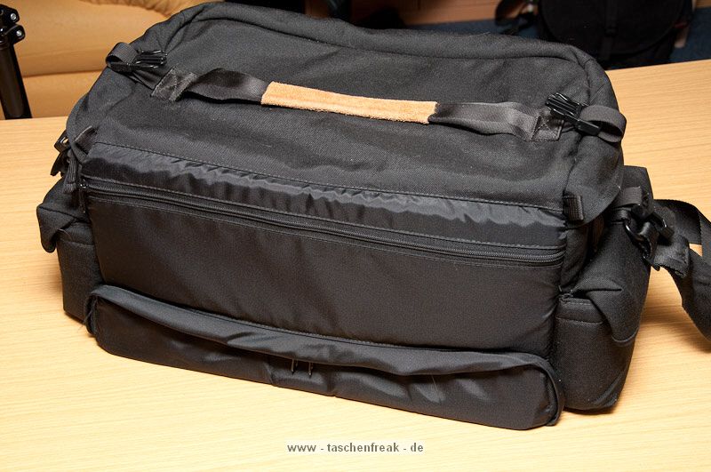 TAMRAC MODEL 614 - PRO 14\n\nFoto und Text von Taschenfreak.de\n\nKommentar:\nWenn die Aufgabe lautet:\n\nFinde eine Tasche die 2 Kameras mit jeweils denLinsen 24-70 2.8 und 70-200 2.8 Griffbereit zur Verfgung stellt und zudem schnellen Zugriff an 2-3 Blitzgerte und mindestens schnellen Zugrif fr zwei weitere Linsen ermglicht wie die 85 1,4er und 14-24er Linse. Zudem sollte gengend Platz fr andere Linsen die man nicht so schnell im Zugriff braucht vorhanden sein wie dem 50er, dem 35er, dem 105er Makro und dem Blitzremoteauslser, sowie ein Staufach fr gengend Akkus und immer noch Platz fr andere Dinge.\n\nDafr gibt es unseres Wissens nach nur die Super Pro 14 und diese hier die Pro 14 - die diese Anforderungen erfllt und zudem noch extrem gut verarbeitet ist. \n\nDie Verarbeitung der hochwertigen Tamrac Taschen ist grandios. Tamrac hat eine Consumer und eine Profi Serie. Den Unterschied merkt man sofort am Preisunterschied - leider! Die Nhte, die Reissverschlsse, die verwendten Gurte - das ist einfach alles fr die Ewigkeit gebaut!\n\nMit dem Tragegestell S-114 von Tamrac, das wir schon seit Jahren an anderen Taschen verwendeten kann man die Tasche auch recht angenehm auf dem Rcken tragen.\n\n\nPrdikat: VOLL = SCHWER - ABER SEHR GUT!