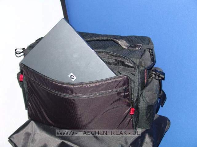 TAMRAC 614 SUPER PRO\n\nFoto und Text von einem Anonymen User - VIELEN DANK!\n\nKommentar:\n\nTamrac 614 Super Pro 14 Camera Bag\n\nZiel: Eine Tasche (nicht Koffer, um Mbel, Autos; Wohnmobil zu schonen), der alles aufnehmen kann, was zum ambitionierten Hobby dazugehrt. \n\nNeben einigen kleineren Taschen (Schulter und Sligshot), die fr Ausflge gezielt gepackt werden knnen, sollte es eine groe Tasche sein, die nicht unbedingt auf langen Wegen getragen werden muss, die das gesamte Zubehr enthlt (Makro, Tele, (Makro)blitz, Gehuse, Platz fr weitere Anschaffungen hat und Laptop und MP3-Player samt Zubehr (Ladegerte,) aufnimmt. Damit kann ich spontan los zu Veranstaltungen oder mit Laptop etc. auch auf Wohnmobils-Safari - man wei ja nie was sich Fototechnisch bietet.\n\nMae Auen: 61 x 36 x 29 cm\n\nEigengewicht: 3260 g \n\nDie Tasche hat keinen Allwetterschutz und bietet keinen schnellen Zugriff. Dies ist aber wohl eher in kleineren Taschen zu suchen. Tamrac beschreibt die Inneneinteilung sehr gut. Mir war wichtig, dass ich zwei Gehuse mit angesetztem Objektiv (bis 300mm) unterbringen kann.\n\nDie Laptoptasche nimmt den 17 Zoll Laptop locker auf.\n\nAm unteren vorderen Rand der Tasche sind Schlaufen um noch mehr Material anzubringen und das Trageerlebnis Kilomig zu erhhen J - naja, mn muss ja nicht alle kleinen Funktionen nutzen. \n\nWnschenswert wre ein Gummierter Boden zum Wegstellen in Wiese oder Wald, aber da bin ich zumeist mit den kleineren Taschen unterwegs und die groe bleibt im "Basislager".