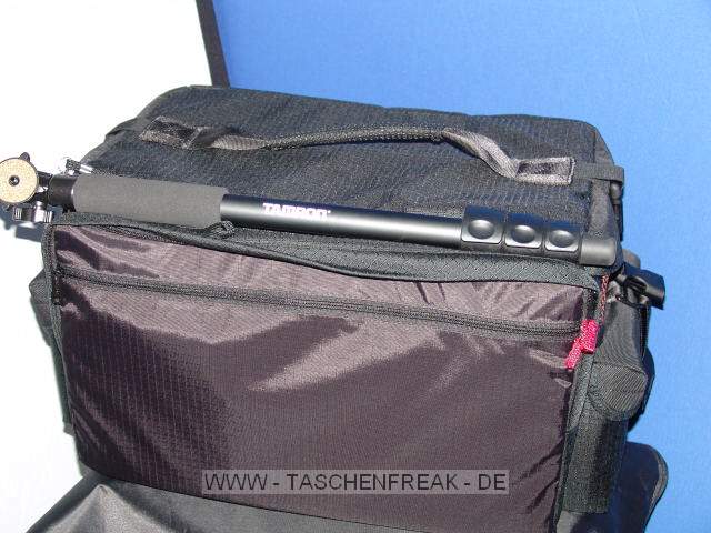 TAMRAC 614 SUPER PRO\n\nFoto und Text von einem Anonymen User - VIELEN DANK!\n\nKommentar:\n\nTamrac 614 Super Pro 14 Camera Bag\n\nZiel: Eine Tasche (nicht Koffer, um Mbel, Autos; Wohnmobil zu schonen), der alles aufnehmen kann, was zum ambitionierten Hobby dazugehrt. \n\nNeben einigen kleineren Taschen (Schulter und Sligshot), die fr Ausflge gezielt gepackt werden knnen, sollte es eine groe Tasche sein, die nicht unbedingt auf langen Wegen getragen werden muss, die das gesamte Zubehr enthlt (Makro, Tele, (Makro)blitz, Gehuse, Platz fr weitere Anschaffungen hat und Laptop und MP3-Player samt Zubehr (Ladegerte,) aufnimmt. Damit kann ich spontan los zu Veranstaltungen oder mit Laptop etc. auch auf Wohnmobils-Safari - man wei ja nie was sich Fototechnisch bietet.\n\nMae Auen: 61 x 36 x 29 cm\n\nEigengewicht: 3260 g \n\nDie Tasche hat keinen Allwetterschutz und bietet keinen schnellen Zugriff. Dies ist aber wohl eher in kleineren Taschen zu suchen. Tamrac beschreibt die Inneneinteilung sehr gut. Mir war wichtig, dass ich zwei Gehuse mit angesetztem Objektiv (bis 300mm) unterbringen kann.\n\nDie Laptoptasche nimmt den 17 Zoll Laptop locker auf.\n\nAm unteren vorderen Rand der Tasche sind Schlaufen um noch mehr Material anzubringen und das Trageerlebnis Kilomig zu erhhen J - naja, mn muss ja nicht alle kleinen Funktionen nutzen. \n\nWnschenswert wre ein Gummierter Boden zum Wegstellen in Wiese oder Wald, aber da bin ich zumeist mit den kleineren Taschen unterwegs und die groe bleibt im "Basislager".