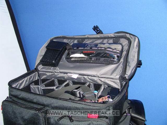 TAMRAC 614 SUPER PRO\n\nFoto und Text von einem Anonymen User - VIELEN DANK!\n\nKommentar:\n\nTamrac 614 Super Pro 14 Camera Bag\n\nZiel: Eine Tasche (nicht Koffer, um Mbel, Autos; Wohnmobil zu schonen), der alles aufnehmen kann, was zum ambitionierten Hobby dazugehrt. \n\nNeben einigen kleineren Taschen (Schulter und Sligshot), die fr Ausflge gezielt gepackt werden knnen, sollte es eine groe Tasche sein, die nicht unbedingt auf langen Wegen getragen werden muss, die das gesamte Zubehr enthlt (Makro, Tele, (Makro)blitz, Gehuse, Platz fr weitere Anschaffungen hat und Laptop und MP3-Player samt Zubehr (Ladegerte,) aufnimmt. Damit kann ich spontan los zu Veranstaltungen oder mit Laptop etc. auch auf Wohnmobils-Safari - man wei ja nie was sich Fototechnisch bietet.\n\nMae Auen: 61 x 36 x 29 cm\n\nEigengewicht: 3260 g \n\nDie Tasche hat keinen Allwetterschutz und bietet keinen schnellen Zugriff. Dies ist aber wohl eher in kleineren Taschen zu suchen. Tamrac beschreibt die Inneneinteilung sehr gut. Mir war wichtig, dass ich zwei Gehuse mit angesetztem Objektiv (bis 300mm) unterbringen kann.\n\nDie Laptoptasche nimmt den 17 Zoll Laptop locker auf.\n\nAm unteren vorderen Rand der Tasche sind Schlaufen um noch mehr Material anzubringen und das Trageerlebnis Kilomig zu erhhen J - naja, mn muss ja nicht alle kleinen Funktionen nutzen. \n\nWnschenswert wre ein Gummierter Boden zum Wegstellen in Wiese oder Wald, aber da bin ich zumeist mit den kleineren Taschen unterwegs und die groe bleibt im "Basislager".