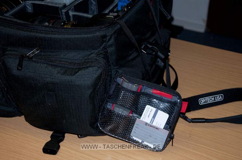 TAMRAC MODEL 614 - SUPER PRO 14\n\nFoto und Text von Taschenfreak.de\n\nKommentar:\n\nLange gewartet bist ich diesen Schritt gegangen bin und nahezu den Preis einer DSLR fr eine Tasczhe bereit war hinzulegen, aber irgendwann frht scheinbar kein Weg an diesem Taschenmonster vorbei.\n\nWas war die Aufgabe?\n\nFinde eine Tasche die 2 Kameras mit jeweils denLinsen 24-70 2.8 und 70-200 2.8 Griffbereit zur Verfgung stellt und zudem schnellen Zugriff an 2-3 Blitzgerte und mindestens schnellen Zugrif fr zwei weitere Linsen ermglicht wie die 85 1,4er und 17-35er Linse. Zudem sollte gengend Platz fr andere Linsen die man nicht so schnell im Zugriff braucht vorhanden sein wie dem 50er, dem 35er, dem 105er Makro und dem Blitzremoteauslser, sowie ein Staufach fr gengend Akkus und einem 17 Zoll Macbook pro.\n\nDafr gibt es unseres Wissens nach nur die Super Pro 14 - die diese Anforderungen erfllt und zudem noch extrem gut verarbeitet ist. Zustzlich kann man dieses schwere Monster auch gut auf einem "Oma-Einkaufsrolly" abstellen und somit entspannt fr den Rcken durch den Schlosspark bei Hochzeiten ziehen.\n\nDie Verarbeitung der hochwertigen Tamrac Taschen ist grandios. Tamrac hat eine Consumer und eine Profi Serie. Den Unterschied merkt man sofort am Preisunterschied - leider! Die Nhte, die Reissverschlsse, die verwendten Gurte - das ist einfach alles fr die Ewigkeit gebaut!\n\nMit dem Tragegestell S-114 von Tamrac, das wir schon seit Jahren an anderen Taschen verwendeten kann man die Tasche auch recht angenehm auf dem Rcken tragen.\n\nBei Fragen - einfach Fragen - diese Tasche wird aus heutiger Sicht alt mit uns und ist vor diesem Bericht bereits bei sieben Shootings und drei Hochzeiten intensiv getestet worden.\n\nPrdikat: MONSTER - ABER SEHR GUT!