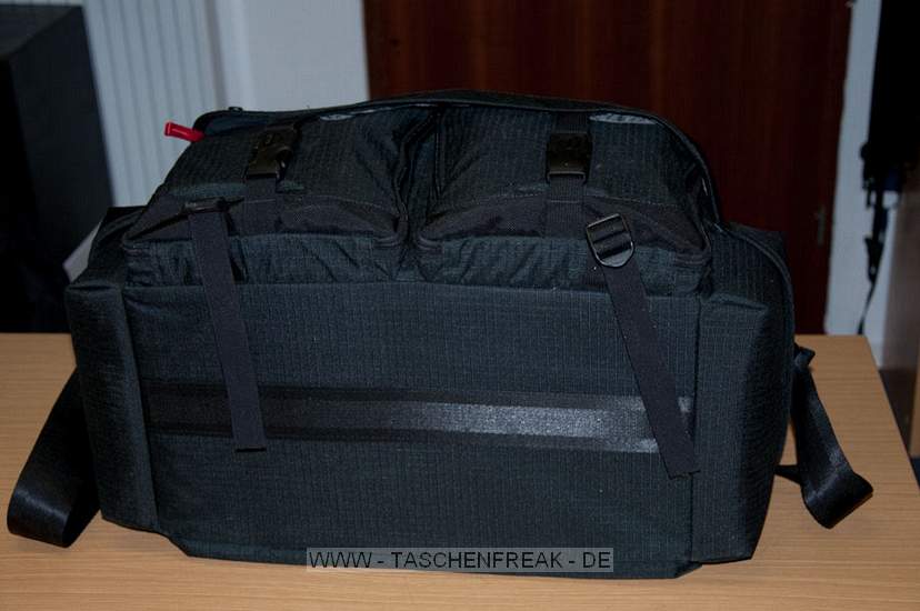 TAMRAC MODEL 614 - SUPER PRO 14\n\nFoto und Text von Taschenfreak.de\n\nKommentar:\n\nLange gewartet bist ich diesen Schritt gegangen bin und nahezu den Preis einer DSLR fr eine Tasczhe bereit war hinzulegen, aber irgendwann frht scheinbar kein Weg an diesem Taschenmonster vorbei.\n\nWas war die Aufgabe?\n\nFinde eine Tasche die 2 Kameras mit jeweils denLinsen 24-70 2.8 und 70-200 2.8 Griffbereit zur Verfgung stellt und zudem schnellen Zugriff an 2-3 Blitzgerte und mindestens schnellen Zugrif fr zwei weitere Linsen ermglicht wie die 85 1,4er und 17-35er Linse. Zudem sollte gengend Platz fr andere Linsen die man nicht so schnell im Zugriff braucht vorhanden sein wie dem 50er, dem 35er, dem 105er Makro und dem Blitzremoteauslser, sowie ein Staufach fr gengend Akkus und einem 17 Zoll Macbook pro.\n\nDafr gibt es unseres Wissens nach nur die Super Pro 14 - die diese Anforderungen erfllt und zudem noch extrem gut verarbeitet ist. Zustzlich kann man dieses schwere Monster auch gut auf einem "Oma-Einkaufsrolly" abstellen und somit entspannt fr den Rcken durch den Schlosspark bei Hochzeiten ziehen.\n\nDie Verarbeitung der hochwertigen Tamrac Taschen ist grandios. Tamrac hat eine Consumer und eine Profi Serie. Den Unterschied merkt man sofort am Preisunterschied - leider! Die Nhte, die Reissverschlsse, die verwendten Gurte - das ist einfach alles fr die Ewigkeit gebaut!\n\nMit dem Tragegestell S-114 von Tamrac, das wir schon seit Jahren an anderen Taschen verwendeten kann man die Tasche auch recht angenehm auf dem Rcken tragen.\n\nBei Fragen - einfach Fragen - diese Tasche wird aus heutiger Sicht alt mit uns und ist vor diesem Bericht bereits bei sieben Shootings und drei Hochzeiten intensiv getestet worden.\n\nPrdikat: MONSTER - ABER SEHR GUT!