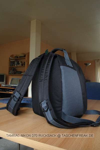 TAMRAC NIKON D70 BAG RUCKSACK\n\nFoto von Volker - VIELEN DANK!\n\nKommentar des Nutzers:\n\nHier ein paar Bilder meines Tamrac Nikon D70 Bag Rucksack. Hier passt z.B. folgendes rein:\nNikon D50 mit aufgesetzten Kit, aber auch eine EOS 30D mit Batteriehandgriff\nTamron 55-200 DI II LD mit verkehrt aufgesetzter Sonnenblende\nTamron 70-300 Di LD Macro 1:2 mit verkehrt aufgesetzter Sonnenblende\nMetz Mecablitz 44 AF-4i N digital\nsowie alles Zubehr der Cam, smtliche Kabel, die Bedienungsanleitung, Ersatzakku etc. rein.\n\nDie Tasche ist gut gepolstert, hat einen angenehmen Tragekomfort und sehr gut verarbeitet. Der Anschaffungspreis liegt bei ca. 70  und ist fr den Hausgebrauch mehr als Ausreichend.\nIm Anhang die Bilder zur Tasche.\n\nViele Gre vom dforum-User HogInc.\nEine sehr gute Idee aus meiner Sicht.\n-- \nhttp://www.hoggis-galerie.de