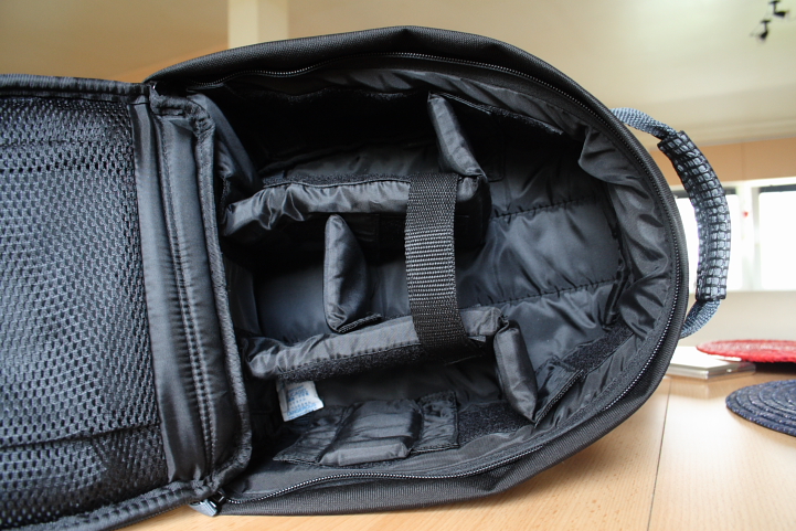 TAMRAC NIKON D70 BAG RUCKSACK\n\nFoto von Volker - VIELEN DANK!\n\nKommentar des Nutzers:\n\nHier ein paar Bilder meines Tamrac Nikon D70 Bag Rucksack. Hier passt z.B. folgendes rein:\nNikon D50 mit aufgesetzten Kit, aber auch eine EOS 30D mit Batteriehandgriff\nTamron 55-200 DI II LD mit verkehrt aufgesetzter Sonnenblende\nTamron 70-300 Di LD Macro 1:2 mit verkehrt aufgesetzter Sonnenblende\nMetz Mecablitz 44 AF-4i N digital\nsowie alles Zubehr der Cam, smtliche Kabel, die Bedienungsanleitung, Ersatzakku etc. rein.\n\nDie Tasche ist gut gepolstert, hat einen angenehmen Tragekomfort und sehr gut verarbeitet. Der Anschaffungspreis liegt bei ca. 70  und ist fr den Hausgebrauch mehr als Ausreichend.\nIm Anhang die Bilder zur Tasche.\n\nViele Gre vom dforum-User HogInc.\nEine sehr gute Idee aus meiner Sicht.\n-- \nhttp://www.hoggis-galerie.de