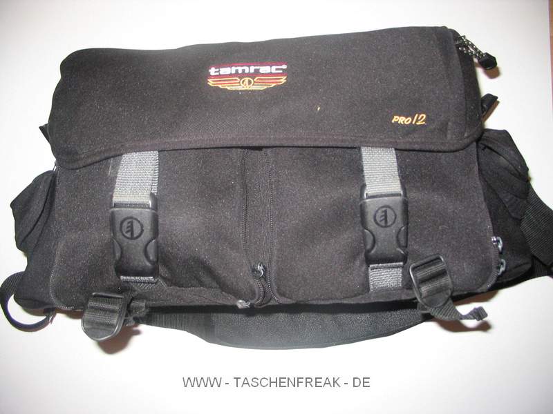 Foto von Frank Fischer - DANKE DAFR !\n\nKommentar des Nutzers:\n\nSo hier etwas zur Tamrac Pro 12. Ich packe in die Tasche:\n\n10D mit BG und angesetzten 28-80 L USM\n300D mit BG\nBlitz 550EX\nBlitz Sigma 500DG\nEF 100-400 L USM\nEF 17-40 L USM\nEF 50/2,5 Makro\nDip Wiesel\nAkkustz\nErsatzakkus NP511\nManfrotto Wechselplatten 2x\nFernauslser\n2 Taschenlampen\nSpeicherkartentresor\nGegenlichtblenden\n2 Wrmepads (gegen kalte Finger)\n2 Handschuhe\nKomplettes Make up Set\nPutztuch\nStift\nBlitzsoftbox\nManfrotto Stativschlssel\nTat\n\nIch packe unter die beiden Kameragehuse die jewels gegenber rechts und links im hauptfach der Tasche sind die beiden Blitze. Die 10D kommt mit angesetzten 28-80 rein. Die 300D ohne Optik. Das 17-40 liegt unterhalb des angebrachten 28-80, getrennt vom Optikputztuch. Daneben steht das 50er Makro. ber dem Makro ist noch Platz fr einen Konverter. Hab ich aber nicht immer dabei. Das 100-400 steht mit umgedrehter Geli in der Tasche. In dem verbleibenden Abteil des Hauptfaches liegen die 4 Akkustze (fr Dip Wiesel und Blitze), die Wechselplatten von Manfrotto, und die Gelis. In den vorderen beiden Auenfchern befinden sich, Schmickset, die NP 511er, der Fernauslser, die Taschenlampen, der Manfrotto Stativschlssel, der Stift und der Objektivrckdeckel. In der einen Seitentasche landen die Tat und der Dip Wiesel, in der anderen die Wrmepads und die Handschuhe.\n\nDie Tasche ist so beladen sehr schwer!