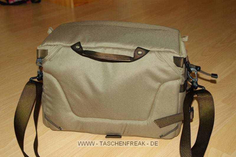 TATONKA CITY SHOT\n\nBilder und Kommentar von Wilhelm Meinhart - VIELEN DANK!\n\nKommentar:\n\nHallo \n \nhabe fr euch ein paar Bilder von der Schultertasche "City Shot" von Tatonka. Preis etwa 60 Euro. Zum Grenvergleich 2 Bilder zusammen mit Lowepro SlingShot 200 AW.\n \nDie Daten: Abmessungen: 32 x 25 x 14 cm Volumen: 7 l Gewicht: 740 g Material 1: Textreme 6.6. Material 2: 420 HD Nylon Oxford.\nDie Schultertasche hat noch einen Beckengurt, der auf den Bildern nicht zu sehen ist. \n\nEs passen bei mir problemlos rein: Samsung GX10 mit Tamron 28-75; Sigma 70-300; Pentax 18-55; Pentax 55mm 1,4; Pentax 35mm 2,8; Blitz Metz 48, Speicherkarten, Akkus und sonstiges Kleinzeug.\nDie Inneneinteilung ist variabel verstellbar und die ganze Tasche macht einen hochwertigen Eindruck.\n  \nGru\n \nWilhelm Meinhart