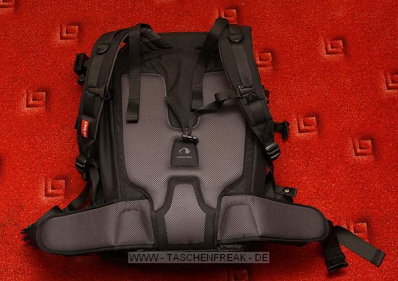 TATONKA DSLR PACK\n\nFoto und Text von Maik Wodrich - VIELEN DANK!\n\nKommentar:\n\nHallo!\n \nHabe mal ein paar Fotos von meinem Tatonka DSLR Pack gemacht.\nDer Rucksack ist fr den Preis wirklich gut verarbeitet.\nEr lt sich durch die Verstellmglichkeiten auch voll beladen gut tragen.\nEs sind gengend Fcher fr Kleinteile vorhanden und das Notebook\npasst auch mit hinein.\nAlles Weitere sieht man auf den Bildern.\n \nViele Gre\nMaik Wodrich