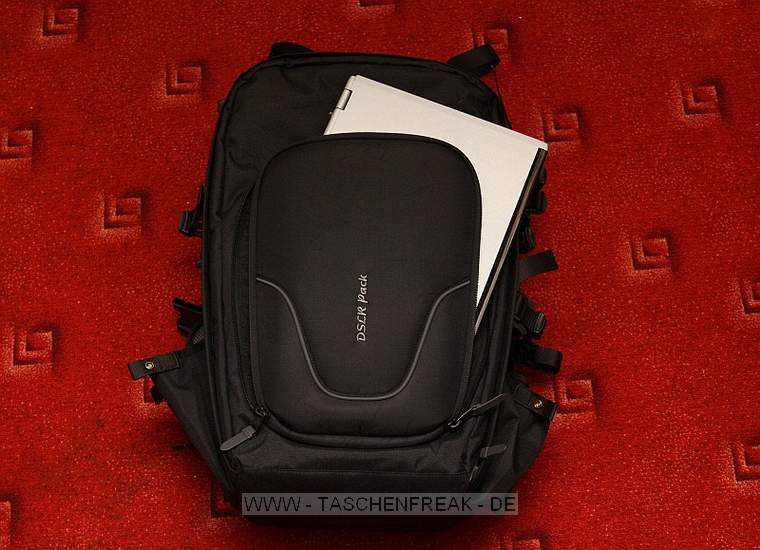 TATONKA DSLR PACK\n\nFoto und Text von Maik Wodrich - VIELEN DANK!\n\nKommentar:\n\nHallo!\n \nHabe mal ein paar Fotos von meinem Tatonka DSLR Pack gemacht.\nDer Rucksack ist fr den Preis wirklich gut verarbeitet.\nEr lt sich durch die Verstellmglichkeiten auch voll beladen gut tragen.\nEs sind gengend Fcher fr Kleinteile vorhanden und das Notebook\npasst auch mit hinein.\nAlles Weitere sieht man auf den Bildern.\n \nViele Gre\nMaik Wodrich