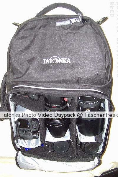 Tatonka Photo Video Daypack\n\nFoto von Peter42 von den Traumfliegern - VIELEN DANK FR DEIN MAIL.\n\nKommentar des Nutzers:\n\nIn der Tasche sind:\n20D mit angeflanschtem 28-135 IS, ein Sigma18-125, ein EF75-300 USM, ein Sigma 135-400 APO, eine Fuji Finepix S5000, Akkus, Ladegert, Speicherkarten, Filter und im oberen Abteil, Blitz, Handbcher, Brille, Handy und Platz fr zwei 0,5er Getrnkebehlter.