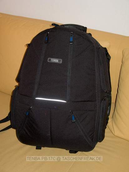 TENBA PB-17C\n\nFoto von Jrg Langer - www.taschenfreak.de\n\nKommentar des Nutzers:\n\nDer PB-17C ist der grte Tenba Rucksack der aktuellen Serie. Er hat ein am Rckenliegendes gut gepolstertes Notebookfach welches auch gut und bequem ein 17 Zoll Notebook aufnimmt.\n\nDie Verarbeitung ist sehr hochwertig. Die Inneneinteilungen, von denen es reichlich gibt, sind weicher gefttert als man dieses von Lowepro oder Tamrac kennt. Zudem werden sie nicht nur einseitig mit Klett fixiert sondern auf beiden Seiten. Das macht die Inneneinteilung sehr stabil.\n\nDer PB-17C hat 4 von auen per Reissverschlussfach zu ffnende Fcher in denen man sehr gut an die dort liegenden Gegenstnde, Bodys oder Objektive herankommt ohne den ganzen Rucksack zu ffnen.\n\nDie Regenschutzhlle ist oben unter dem Tragegriff untergebracht, was wesentlich praktischer ist als die bei Lowepro im Boden versteckten Hllen.\n\nDas Tragegestell ist gut und der Hftgurt kann sehr gut und bequem versteckt werden.\n\nDer Rucksack ist recht gro und kann es vom Ladevolumen sehr gut mit einem Phototrekker II AW aus dem Hause Lowepro aufnehmen, hat allerdings auch ein Notebookfach, welches seinem Konkurenten fehlt.\n\nEin seitlicher Tragegurt hilft beim absetzen oder wegladen.\n\nDie Stativhalterung ist unter dem Rucksack.\n\nDie vielzahl der kleinen Innen und Auentaschen lasen eine sehr gute Organisatzion aller kleinen Utensilien zu die man so im Fotoalltag braucht oder meint zu brauchen.\n\nSchulnote 2\n\nWenn die Stativhalterung besser wre wre es eine 1 geworden.\n\nLieben Gru\n\nEuer Taschen & Stativfreak.