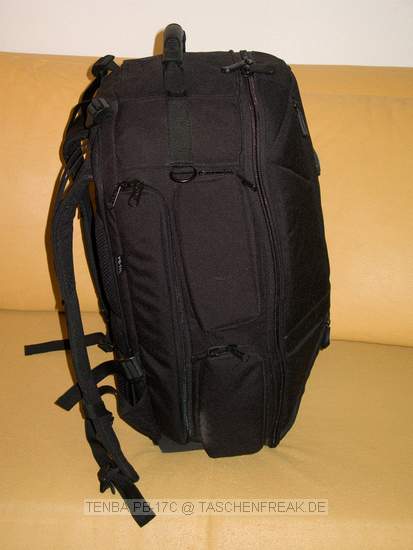 TENBA PB-17C\n\nFoto von Jrg Langer - www.taschenfreak.de\n\nKommentar des Nutzers:\n\nDer PB-17C ist der grte Tenba Rucksack der aktuellen Serie. Er hat ein am Rckenliegendes gut gepolstertes Notebookfach welches auch gut und bequem ein 17 Zoll Notebook aufnimmt.\n\nDie Verarbeitung ist sehr hochwertig. Die Inneneinteilungen, von denen es reichlich gibt, sind weicher gefttert als man dieses von Lowepro oder Tamrac kennt. Zudem werden sie nicht nur einseitig mit Klett fixiert sondern auf beiden Seiten. Das macht die Inneneinteilung sehr stabil.\n\nDer PB-17C hat 4 von auen per Reissverschlussfach zu ffnende Fcher in denen man sehr gut an die dort liegenden Gegenstnde, Bodys oder Objektive herankommt ohne den ganzen Rucksack zu ffnen.\n\nDie Regenschutzhlle ist oben unter dem Tragegriff untergebracht, was wesentlich praktischer ist als die bei Lowepro im Boden versteckten Hllen.\n\nDas Tragegestell ist gut und der Hftgurt kann sehr gut und bequem versteckt werden.\n\nDer Rucksack ist recht gro und kann es vom Ladevolumen sehr gut mit einem Phototrekker II AW aus dem Hause Lowepro aufnehmen, hat allerdings auch ein Notebookfach, welches seinem Konkurenten fehlt.\n\nEin seitlicher Tragegurt hilft beim absetzen oder wegladen.\n\nDie Stativhalterung ist unter dem Rucksack.\n\nDie vielzahl der kleinen Innen und Auentaschen lasen eine sehr gute Organisatzion aller kleinen Utensilien zu die man so im Fotoalltag braucht oder meint zu brauchen.\n\nSchulnote 2\n\nWenn die Stativhalterung besser wre wre es eine 1 geworden.\n\nLieben Gru\n\nEuer Taschen & Stativfreak.