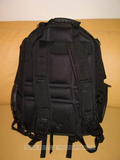 TENBA PB-17C\n\nFoto von Jrg Langer - www.taschenfreak.de\n\nKommentar des Nutzers:\n\nDer PB-17C ist der grte Tenba Rucksack der aktuellen Serie. Er hat ein am Rckenliegendes gut gepolstertes Notebookfach welches auch gut und bequem ein 17 Zoll Notebook aufnimmt.\n\nDie Verarbeitung ist sehr hochwertig. Die Inneneinteilungen, von denen es reichlich gibt, sind weicher gefttert als man dieses von Lowepro oder Tamrac kennt. Zudem werden sie nicht nur einseitig mit Klett fixiert sondern auf beiden Seiten. Das macht die Inneneinteilung sehr stabil.\n\nDer PB-17C hat 4 von auen per Reissverschlussfach zu ffnende Fcher in denen man sehr gut an die dort liegenden Gegenstnde, Bodys oder Objektive herankommt ohne den ganzen Rucksack zu ffnen.\n\nDie Regenschutzhlle ist oben unter dem Tragegriff untergebracht, was wesentlich praktischer ist als die bei Lowepro im Boden versteckten Hllen.\n\nDas Tragegestell ist gut und der Hftgurt kann sehr gut und bequem versteckt werden.\n\nDer Rucksack ist recht gro und kann es vom Ladevolumen sehr gut mit einem Phototrekker II AW aus dem Hause Lowepro aufnehmen, hat allerdings auch ein Notebookfach, welches seinem Konkurenten fehlt.\n\nEin seitlicher Tragegurt hilft beim absetzen oder wegladen.\n\nDie Stativhalterung ist unter dem Rucksack.\n\nDie vielzahl der kleinen Innen und Auentaschen lasen eine sehr gute Organisatzion aller kleinen Utensilien zu die man so im Fotoalltag braucht oder meint zu brauchen.\n\nSchulnote 2\n\nWenn die Stativhalterung besser wre wre es eine 1 geworden.\n\nLieben Gru\n\nEuer Taschen & Stativfreak.