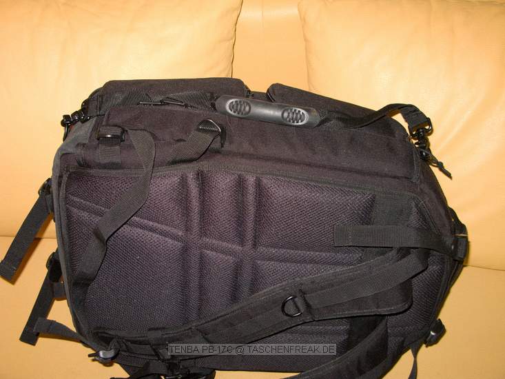 TENBA PB-17C\n\nFoto von Jrg Langer - www.taschenfreak.de\n\nKommentar des Nutzers:\n\nDer PB-17C ist der grte Tenba Rucksack der aktuellen Serie. Er hat ein am Rckenliegendes gut gepolstertes Notebookfach welches auch gut und bequem ein 17 Zoll Notebook aufnimmt.\n\nDie Verarbeitung ist sehr hochwertig. Die Inneneinteilungen, von denen es reichlich gibt, sind weicher gefttert als man dieses von Lowepro oder Tamrac kennt. Zudem werden sie nicht nur einseitig mit Klett fixiert sondern auf beiden Seiten. Das macht die Inneneinteilung sehr stabil.\n\nDer PB-17C hat 4 von auen per Reissverschlussfach zu ffnende Fcher in denen man sehr gut an die dort liegenden Gegenstnde, Bodys oder Objektive herankommt ohne den ganzen Rucksack zu ffnen.\n\nDie Regenschutzhlle ist oben unter dem Tragegriff untergebracht, was wesentlich praktischer ist als die bei Lowepro im Boden versteckten Hllen.\n\nDas Tragegestell ist gut und der Hftgurt kann sehr gut und bequem versteckt werden.\n\nDer Rucksack ist recht gro und kann es vom Ladevolumen sehr gut mit einem Phototrekker II AW aus dem Hause Lowepro aufnehmen, hat allerdings auch ein Notebookfach, welches seinem Konkurenten fehlt.\n\nEin seitlicher Tragegurt hilft beim absetzen oder wegladen.\n\nDie Stativhalterung ist unter dem Rucksack.\n\nDie vielzahl der kleinen Innen und Auentaschen lasen eine sehr gute Organisatzion aller kleinen Utensilien zu die man so im Fotoalltag braucht oder meint zu brauchen.\n\nSchulnote 2\n\nWenn die Stativhalterung besser wre wre es eine 1 geworden.\n\nLieben Gru\n\nEuer Taschen & Stativfreak.