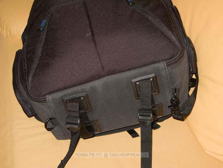 TENBA PB-17C\n\nFoto von Jrg Langer - www.taschenfreak.de\n\nKommentar des Nutzers:\n\nDer PB-17C ist der grte Tenba Rucksack der aktuellen Serie. Er hat ein am Rckenliegendes gut gepolstertes Notebookfach welches auch gut und bequem ein 17 Zoll Notebook aufnimmt.\n\nDie Verarbeitung ist sehr hochwertig. Die Inneneinteilungen, von denen es reichlich gibt, sind weicher gefttert als man dieses von Lowepro oder Tamrac kennt. Zudem werden sie nicht nur einseitig mit Klett fixiert sondern auf beiden Seiten. Das macht die Inneneinteilung sehr stabil.\n\nDer PB-17C hat 4 von auen per Reissverschlussfach zu ffnende Fcher in denen man sehr gut an die dort liegenden Gegenstnde, Bodys oder Objektive herankommt ohne den ganzen Rucksack zu ffnen.\n\nDie Regenschutzhlle ist oben unter dem Tragegriff untergebracht, was wesentlich praktischer ist als die bei Lowepro im Boden versteckten Hllen.\n\nDas Tragegestell ist gut und der Hftgurt kann sehr gut und bequem versteckt werden.\n\nDer Rucksack ist recht gro und kann es vom Ladevolumen sehr gut mit einem Phototrekker II AW aus dem Hause Lowepro aufnehmen, hat allerdings auch ein Notebookfach, welches seinem Konkurenten fehlt.\n\nEin seitlicher Tragegurt hilft beim absetzen oder wegladen.\n\nDie Stativhalterung ist unter dem Rucksack.\n\nDie vielzahl der kleinen Innen und Auentaschen lasen eine sehr gute Organisatzion aller kleinen Utensilien zu die man so im Fotoalltag braucht oder meint zu brauchen.\n\nSchulnote 2\n\nWenn die Stativhalterung besser wre wre es eine 1 geworden.\n\nLieben Gru\n\nEuer Taschen & Stativfreak.