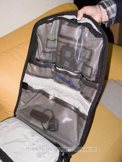 TENBA PB-17C\n\nFoto von Jrg Langer - www.taschenfreak.de\n\nKommentar des Nutzers:\n\nDer PB-17C ist der grte Tenba Rucksack der aktuellen Serie. Er hat ein am Rckenliegendes gut gepolstertes Notebookfach welches auch gut und bequem ein 17 Zoll Notebook aufnimmt.\n\nDie Verarbeitung ist sehr hochwertig. Die Inneneinteilungen, von denen es reichlich gibt, sind weicher gefttert als man dieses von Lowepro oder Tamrac kennt. Zudem werden sie nicht nur einseitig mit Klett fixiert sondern auf beiden Seiten. Das macht die Inneneinteilung sehr stabil.\n\nDer PB-17C hat 4 von auen per Reissverschlussfach zu ffnende Fcher in denen man sehr gut an die dort liegenden Gegenstnde, Bodys oder Objektive herankommt ohne den ganzen Rucksack zu ffnen.\n\nDie Regenschutzhlle ist oben unter dem Tragegriff untergebracht, was wesentlich praktischer ist als die bei Lowepro im Boden versteckten Hllen.\n\nDas Tragegestell ist gut und der Hftgurt kann sehr gut und bequem versteckt werden.\n\nDer Rucksack ist recht gro und kann es vom Ladevolumen sehr gut mit einem Phototrekker II AW aus dem Hause Lowepro aufnehmen, hat allerdings auch ein Notebookfach, welches seinem Konkurenten fehlt.\n\nEin seitlicher Tragegurt hilft beim absetzen oder wegladen.\n\nDie Stativhalterung ist unter dem Rucksack.\n\nDie vielzahl der kleinen Innen und Auentaschen lasen eine sehr gute Organisatzion aller kleinen Utensilien zu die man so im Fotoalltag braucht oder meint zu brauchen.\n\nSchulnote 2\n\nWenn die Stativhalterung besser wre wre es eine 1 geworden.\n\nLieben Gru\n\nEuer Taschen & Stativfreak.