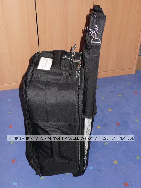 THINK TANK AIRPORT ACCELERATOR\n\nFoto von Jrg Langer - www.taschenfreak.de\n\nKommentar des Nutzers:\n\nDer eindeutig beste Rucksack den wir je in den Hngen hatten.\n\nSehr stabil.\nSehr angenehm zu tragen, trotz voller Beladung\nSehr praktikabel zu beladen\nInneneinteilung sehr flexibel gestaltbar und hoch stabil\nAbsolute Boardmae\nTragegestell verdeckbar\nHftgurt abnehmbar\nRegenschutzhlle und Stativhalterung im Lieferumfang\nNotebooktasche im Lieferumfang\nHandgriff oben und unten und an der Seite zum Tragen als "Koffer"\nTicketfach oben\nViitenkartenfach oben\n\nWir haben darin verpackt/befllt:\n\n2x DSLR mit angesetzen 300 und 70-200er\n24-70 2,8\n17-40\n50er\nTC\nZwischenringe\nBlitz\nFilter & Bouncer\nHasselblad 500CM mit 80er Objektiv\n150er Objektiv\nWechselmagazin\nGegenlichtblenden\nHandbelichtungsmesser Gossen Starlite\nFilme\nAkkus\nPanoschiene\n\nund Notebook inkl. UMTS Karte und Netzteil