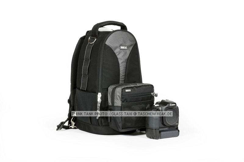 THINK TANK PHOTO - GLASS TAXI\n\nFOTO VON ISARFOTO & THINK TANK PHOTO - VIELEN DANK!\n\nKommentar des Herstellers:\n\nGlass Taxi\n\nConvertible backpack/ shoulder bag that will hold large lenses or a camera system. Holds up to a 500mm f4 lens, 300mm f2.8 lens with SLR attached, or SLR with 70-200 attached with hood in position.