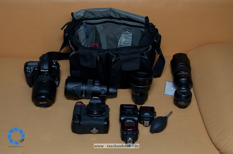 THINK TANK PHOTO - RETROSPECTIVE 30\n\nFoto und Text von Jrg Langer - www.taschenfreak.de\n\nKommentar:\n\nDie Think Tank Retrospective 30 ist eine echte All Round Schultertasche die meines Erachtens ein echter "Domke-Killer" ist. \n\nDomke Fans haben Ihre weichen und sehr flexibeln und relativ unaufflligen Taschen die extrem robust sind immer zu schtzen gewusst. Leider hat Domke bis heute nicht gemerkt das die Inneneinteilungen noch auf Equipmentmae der 80er ausgelegt sind.\n\n Leider ist ein 14-24 2.8 oder ein 70-200 2.8 heute ein ganze anderes Kaliber als es das noch vor 20 Jahren waren. \n\nBei der Retro 30 von Think Tank merkt man das sie auf aktuelles (auch Profi-)Equipment ausgelegt wurde. Seht selbst was da alles rein geht und das wirklich ohne Quetschen und ganz easy rein und raus! Schaut Euch die Bilder an und bei Fragen - einfach fragen!\n\nDie Domke - die mich nun ber fnf Jahre jede Woche intensiv begleitete (und auch so aussieht...) ist nun nur noch Ersatzteillager!