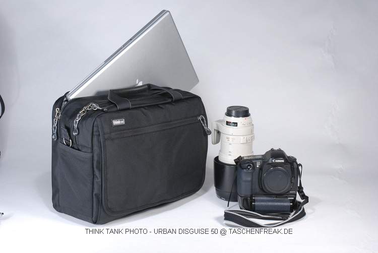 THINK TANK PHOTO - URBAN DISGUISE 50\nFOTO VON ISARFOTO & THINK TANK PHOTO - VIELEN DANK!\n\nKommentar des Herstellers:\n\nHolds most 15" laptops!\n\nThis will hold more gear than you ever imagined, and a 15" laptop! (Check dimensions for exact size of the compartment). It is very similar to the Urban Disguise 30 except that it features the added rear compartment. The front compartment will hold a wide angle with a hood attached, a 24-70 2.8 with the hood, a 70 -200 2.8 with the hood reversed, AND two pro-size SLRs in the expandable front pockets (without the lenses attached). A regular size SLR with a lens attached can also be put straight down inside of the bag. Strobes fit into the side stretch pockets, as well.