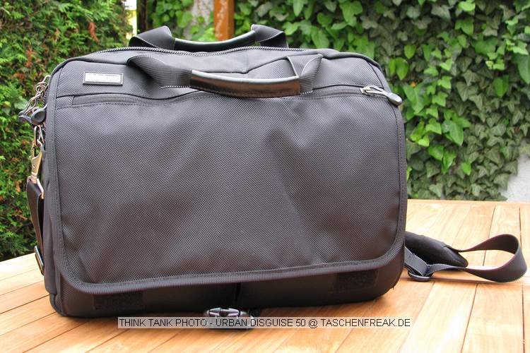 THINK TANK PHOTO - URBAN DISGUISE 50\n\nFoto und Kommentar von einem sehr netten anonymen User - VIELEN DANK!\n\nKommentar:\n\nDie Urban Disguise ist eine alltagstaugliche Phototasche, die mich auf meinem tglichen Weg zur Arbeit begleitet. Wie gewohnt sehr robustes Material und erstklassige Verarbeitung.\n\nJe nach Erfordernissen packt die Tasche:\n40D mit angesetztem EF 24-105/4, EF 200/2,8, EF 135/2, TS-E 24/3,5 und EF-S 10-22 und Extender 1,4x II plus Speedlite 430 EX und zweiten analogen Body, zustzlich Filter, Speicherkarten usw.\noder\n40D mit angesetztem EF 100/2,8 Makro USM, EF 135/2, EF 50/1,8 Mark I, Novoflex Balgen, Macro Twinlite MR-24 EX, Speedlite 430 EX sowie diverse Kleinteile\n\nZustzlich hat ein 13" oder 15" Notebook in der extra dafr vorgesehen Tasche Platz.\n\nHabe selbst nur wenige Teiler verwendet, es liegen eine ganze Menge bei. Der Tragegurt ist sehr bequem, jedoch jenseits der 10 kg wirds auch ungemtlich.