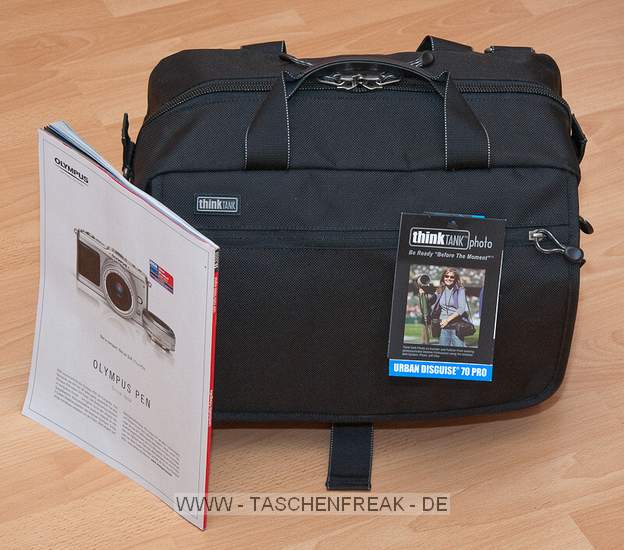 THINK TANK PHOTO - URBAN DISGUISE 70 PRO\n\nFoto und Text von Jrg Langer - www.taschenfreak.de\n\nKommentar:\n\nDie neue Disguise Pro 70 ist ein echtes Packwunder - auen klein und innen riesig. Sensationell was da rein geht. Auf einigen Bildern ist ein Fotomagazin zu sehen, dieses dient nur zur Veranschaulichung der gre dieser faszinierenden Tasche.\n\nDas Ziel von Think Tank war eine praktische, unauffllige und zugleich 2 Body fassende Tasche. Das haben die pfiffigen Entwickler dieser Taschenschmiede hiermi auch geschaft.\n\nWir haben in diesem Testexemplar verstaut.\n\nNikon D3 mit angesetztem 24-70 2.8 (Geli umgedreht)\nNikon D300 mit angesetztem 70-200 2.8 (Geli umgedreht)\nNikon 85 1.4 (Geli richtig montiert)\nNikon 17-35 2.8 (Geli richtig montiert)\nNikon 35 2.0 (Geli richtig montiert)\nNikon 50 1.4 (Geli richtig montiert)\nNikon SB-900 1x\nNikon SB-600 2x\nNikon SU-R800 (Blitzremotesteuerung)\n3 Bouncer\nAkkus\nSpeicher\nRegenhlle\n\nZum Lieferumfang gehren:\n- Tasche\n- reichlich Innenteiler\n- Regenschutzhlle\n- sehr guter Schultergurt\n- Pixel Wee Speichertasche\n\nFazit: WOW! Der Haben-Muss Effekt ist echt enorm gro!\n\n\nEuer Taschenfreak!