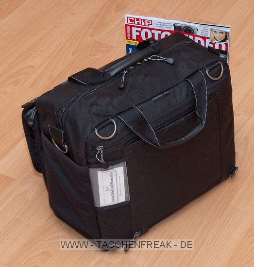 THINK TANK PHOTO - URBAN DISGUISE 70 PRO\n\nFoto und Text von Jrg Langer - www.taschenfreak.de\n\nKommentar:\n\nDie neue Disguise Pro 70 ist ein echtes Packwunder - auen klein und innen riesig. Sensationell was da rein geht. Auf einigen Bildern ist ein Fotomagazin zu sehen, dieses dient nur zur Veranschaulichung der gre dieser faszinierenden Tasche.\n\nDas Ziel von Think Tank war eine praktische, unauffllige und zugleich 2 Body fassende Tasche. Das haben die pfiffigen Entwickler dieser Taschenschmiede hiermi auch geschaft.\n\nWir haben in diesem Testexemplar verstaut.\n\nNikon D3 mit angesetztem 24-70 2.8 (Geli umgedreht)\nNikon D300 mit angesetztem 70-200 2.8 (Geli umgedreht)\nNikon 85 1.4 (Geli richtig montiert)\nNikon 17-35 2.8 (Geli richtig montiert)\nNikon 35 2.0 (Geli richtig montiert)\nNikon 50 1.4 (Geli richtig montiert)\nNikon SB-900 1x\nNikon SB-600 2x\nNikon SU-R800 (Blitzremotesteuerung)\n3 Bouncer\nAkkus\nSpeicher\nRegenhlle\n\nZum Lieferumfang gehren:\n- Tasche\n- reichlich Innenteiler\n- Regenschutzhlle\n- sehr guter Schultergurt\n- Pixel Wee Speichertasche\n\nFazit: WOW! Der Haben-Muss Effekt ist echt enorm gro!\n\n\nEuer Taschenfreak!