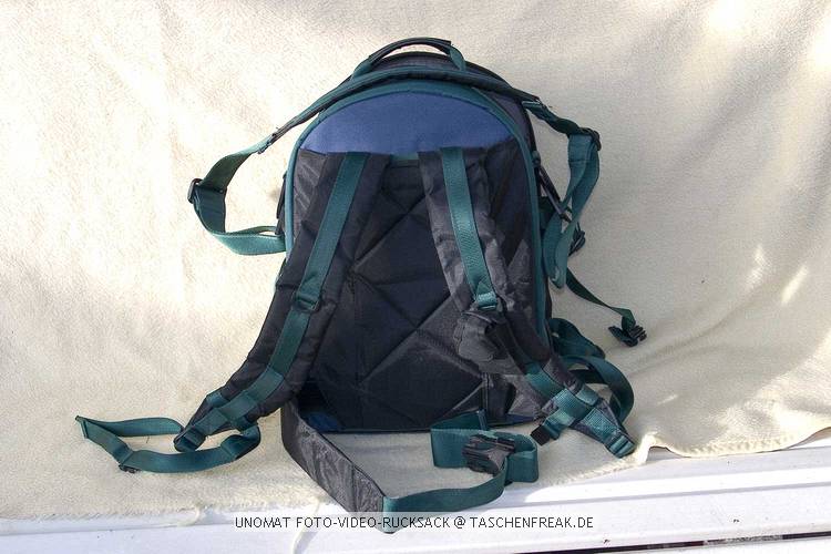 UNOMAT FOTO VIDEO RUCKSACK\n\nFoto von Dieter Schrder - VIELEN DANK!\n\nKommentar des Nutzers:\n\nUnomat Foto-Video-Rucksack\n\nSo gro wie der Phototrecker classic und in etwa so eingeteikt. Nur einfacher und dreifarbig.\n\nFr 1-2 SLR mit langem Obektiv sowie 4-6 weitern Objetiven und Blitz.		\nIm Deckel Aussen ein Netzvorfach und ein mit Reiverschu zu schliessendes Vorfach ca 3cm Tiefe. Innen im Deckel zwei Netzfcher zum ganz mit Reiverschlu zu schliessen.\n\nMasse 460 * 310 * 200\n\nMit versteckbarem Bauchgurt und auch abnehmbaren Schultergurt