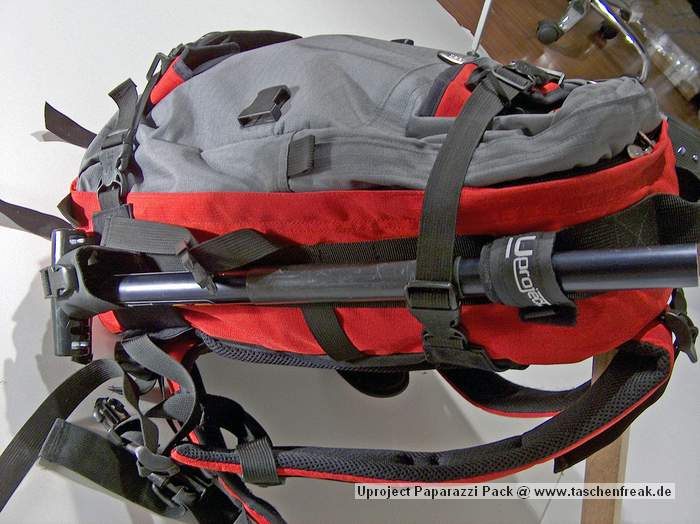 Foto von Florian Jger - DANKE DAFR!\n\nKommentar des Nutzers:\n\nName: Uproject "Paparazzi Pack" (http://www.coredist.com/uproject/index.html)\n \n- Das stark gepolsterte Hauptfach is mit Klettpolsterungen frei einteilbar.\n- Boardbefestigung fr vertikalen transport\n- mglichkeit zum horizontalen Boardtransport (Snowmobiling :D)\n- Seperates Nebenfach fr Essen und diveres Zeug\n- zustzliche, belftete Polsterung am Rcken\n- seitl. Befestigungsmglichkeiten fr Stativ, Schaufelgriff, Tourenstcke, etc.\n- zustzl. Befestigungsmglichkeit an der Unterseite\n- Regenschutzcape im Unterboden\n- gepolsterter Beckengurt\n- bequem gepolsterte Tragegurte\n \nZu beziehen is des Teil ber SoulDistribution (http://www.soul-dist.de), entweder direkt bzw. geben die gerne eine Hndlerliste raus!!