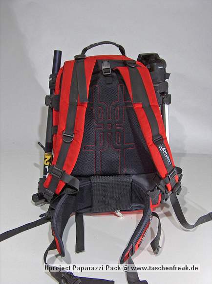 Foto von Florian Jger - DANKE DAFR!\n\nKommentar des Nutzers:\n\nName: Uproject "Paparazzi Pack" (http://www.coredist.com/uproject/index.html)\n \n- Das stark gepolsterte Hauptfach is mit Klettpolsterungen frei einteilbar.\n- Boardbefestigung fr vertikalen transport\n- mglichkeit zum horizontalen Boardtransport (Snowmobiling :D)\n- Seperates Nebenfach fr Essen und diveres Zeug\n- zustzliche, belftete Polsterung am Rcken\n- seitl. Befestigungsmglichkeiten fr Stativ, Schaufelgriff, Tourenstcke, etc.\n- zustzl. Befestigungsmglichkeit an der Unterseite\n- Regenschutzcape im Unterboden\n- gepolsterter Beckengurt\n- bequem gepolsterte Tragegurte\n \nZu beziehen is des Teil ber SoulDistribution (http://www.soul-dist.de), entweder direkt bzw. geben die gerne eine Hndlerliste raus!!