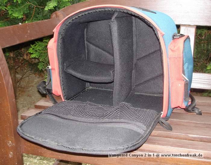 Foto von Oliver Korte - DANKE DAFR!\n\nKommentar des Nutzers:\n\nDer Clou: Dieser Rucksack besteht aus Rucksack und Fototasche, der untere Teil des Rucksackes ist per Reissverschluss abtrennbar und einzeln, mit einem Trageriemen versehen, als Tasche zu nutzen. Er bietet eine variable Inneneinteilung und wirklich eine Menge Platz um das gesammte Equipment zu verstauen. Aussen sind noch insgesamt 6 aufgesetzte Taschen angebracht. \nDie Reissverschlsse sind spritzwassergeschtz und es gibt noch die passende Regenschutzhaube, die den kompletten Rucksack notfalls gegen starken Regen schtzt. \n\nDie Innenmasse des Rucksackes: 30cm hoch, 34cm breit und 18cm tief\nDie Innenmasse der Tasche: 15cm hoch, 34cm breit und 18cm tief\nDie Aussenmasse ber alles: 50cm hoch, 44cm breit und 25cm tief