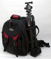 Vanguard Kenline 54\n\nFoto von Gerhard Bertling - Danke fr das Mail.\n\nKommentar des Nutzers:\n\nAuf den Rucksack "Kenline54" der Firma Vanguard bin ich auf der Photokina aufmerksam geworden. Die Beschaffung war nicht ganz einfach, da es bisher keinen Deutschen Distributor gibt. Demnchst wird das die Firma Compit in Lengerich bernehmen (http://www.compit.biz). Ansonsten kann man sich unter http://www.guardforce.net/indexe.asp informieren.\n\nVanguard stellt seit 1986 Foto- und Videozubehr her. Die Qualitt ist mit LowePro durchaus vergleichbar, bei vielen kleine innovativen Details ist Vanguard sogar im Vorteil. Mit dem Rucksack bin ich momentan vollkommen zufrieden, der Tragekomfort ist ausgezeichnet. Der Beckengurt ist breit und bequem, sitzt bei meiner Gre (1,90m) allerdings schon fast etwas zu hoch.\nFr Menschen > 190cm ist der Rucksack daher eher weniger geeignet. \n\nAuenabmessungen (BxTxH): 35 x 32 x 50 cm (vergleichbar mit LowePro Nature Trekker aber nicht ganz so tief) Innenbereich 29 x 12,5 x 42 cm, individuell aufzuteilen mit verstellbaren Wnden, die mit Alcantara bezogen sind.\nNotebooktasche vorhanden.\nStativ kann seitlich angebracht werden (Tasche und 2 Spanngurte).\nDehnbare Daypack-Tasche in der Klappe, fasst problemlos zwei 1,5Liter-PET-Flaschen, Kleidung etc.\nWeitere Organizer-Tasche in der Klappe fr flache Gegenstnde (Papiere, Schreibmaterial etc.) Wasserdichte Regenhaube mit reflektierender Rckseite (UV-Schutz).\nMaterial: 840x840D Nylon, 600D Polyester, 420D Nylon.\nRckseite und Gurte sind extrem gut gepolstert und bieten einen sehr hohen Tragekomfort.