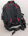 Vanguard Kenline 54\n\nFoto von Gerhard Bertling - Danke fr das Mail.\n\nKommentar des Nutzers:\n\nAuf den Rucksack "Kenline54" der Firma Vanguard bin ich auf der Photokina aufmerksam geworden. Die Beschaffung war nicht ganz einfach, da es bisher keinen Deutschen Distributor gibt. Demnchst wird das die Firma Compit in Lengerich bernehmen (http://www.compit.biz). Ansonsten kann man sich unter http://www.guardforce.net/indexe.asp informieren.\n\nVanguard stellt seit 1986 Foto- und Videozubehr her. Die Qualitt ist mit LowePro durchaus vergleichbar, bei vielen kleine innovativen Details ist Vanguard sogar im Vorteil. Mit dem Rucksack bin ich momentan vollkommen zufrieden, der Tragekomfort ist ausgezeichnet. Der Beckengurt ist breit und bequem, sitzt bei meiner Gre (1,90m) allerdings schon fast etwas zu hoch.\nFr Menschen > 190cm ist der Rucksack daher eher weniger geeignet. \n\nAuenabmessungen (BxTxH): 35 x 32 x 50 cm (vergleichbar mit LowePro Nature Trekker aber nicht ganz so tief) Innenbereich 29 x 12,5 x 42 cm, individuell aufzuteilen mit verstellbaren Wnden, die mit Alcantara bezogen sind.\nNotebooktasche vorhanden.\nStativ kann seitlich angebracht werden (Tasche und 2 Spanngurte).\nDehnbare Daypack-Tasche in der Klappe, fasst problemlos zwei 1,5Liter-PET-Flaschen, Kleidung etc.\nWeitere Organizer-Tasche in der Klappe fr flache Gegenstnde (Papiere, Schreibmaterial etc.) Wasserdichte Regenhaube mit reflektierender Rckseite (UV-Schutz).\nMaterial: 840x840D Nylon, 600D Polyester, 420D Nylon.\nRckseite und Gurte sind extrem gut gepolstert und bieten einen sehr hohen Tragekomfort.