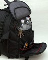 Vanguard Kenline 54\n\nFoto von Gerhard Bertling - Danke fr das Mail.\n\nKommentar des Nutzers:\n\nAuf den Rucksack "Kenline54" der Firma Vanguard bin ich auf der Photokina aufmerksam geworden. Die Beschaffung war nicht ganz einfach, da es bisher keinen Deutschen Distributor gibt. Demnchst wird das die Firma Compit in Lengerich bernehmen (http://www.compit.biz). Ansonsten kann man sich unter http://www.guardforce.net/indexe.asp informieren.\n\nVanguard stellt seit 1986 Foto- und Videozubehr her. Die Qualitt ist mit LowePro durchaus vergleichbar, bei vielen kleine innovativen Details ist Vanguard sogar im Vorteil. Mit dem Rucksack bin ich momentan vollkommen zufrieden, der Tragekomfort ist ausgezeichnet. Der Beckengurt ist breit und bequem, sitzt bei meiner Gre (1,90m) allerdings schon fast etwas zu hoch.\nFr Menschen > 190cm ist der Rucksack daher eher weniger geeignet. \n\nAuenabmessungen (BxTxH): 35 x 32 x 50 cm (vergleichbar mit LowePro Nature Trekker aber nicht ganz so tief) Innenbereich 29 x 12,5 x 42 cm, individuell aufzuteilen mit verstellbaren Wnden, die mit Alcantara bezogen sind.\nNotebooktasche vorhanden.\nStativ kann seitlich angebracht werden (Tasche und 2 Spanngurte).\nDehnbare Daypack-Tasche in der Klappe, fasst problemlos zwei 1,5Liter-PET-Flaschen, Kleidung etc.\nWeitere Organizer-Tasche in der Klappe fr flache Gegenstnde (Papiere, Schreibmaterial etc.) Wasserdichte Regenhaube mit reflektierender Rckseite (UV-Schutz).\nMaterial: 840x840D Nylon, 600D Polyester, 420D Nylon.\nRckseite und Gurte sind extrem gut gepolstert und bieten einen sehr hohen Tragekomfort.