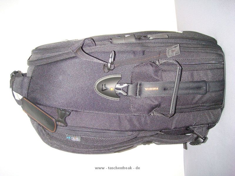 VANGUARD RISE UP 48\n\nFoto und Text von Martin Herzig - VIELEN DANK!\n\nKommentar:\n\nIm rucksack sind derzeit:\n \nEOS 7D + Batteriegriff+24-70mm L\n100-400mm L\nKenko Konverter\nBlitz\nSchelle und zubehr\n \nEin 17,3 Zoll Dell Notebook geht sich leider um ca. 1cm nicht aus, aber is eh zu schwer beim fliegen :-).\n\nOhne Laptop wiegt das ganze 7,3kg also ideal frs Flugzeug..\n \nGrsse,\nMartin