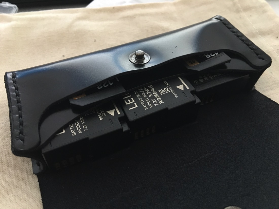 Klein – schick – aus Leder – das neue Stroppa Battery-Case